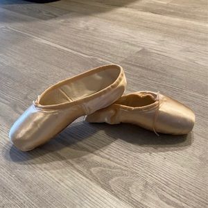 NEW Freed Classic pointe shoes size 2 X - TRIANGLE maker